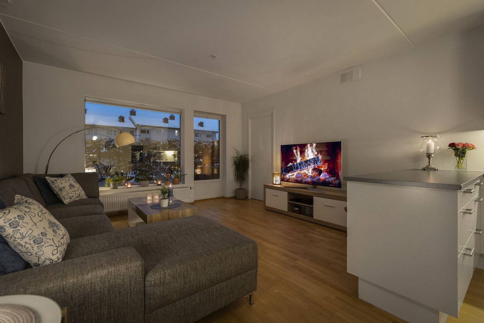 Attraktiv 4-roms selveier fra 2017 med 2 solrike markterrasser, 2 bad og god gjennomgående planløsning. Foto: Marika Mørkestøl / Marikafoto Galleribilde