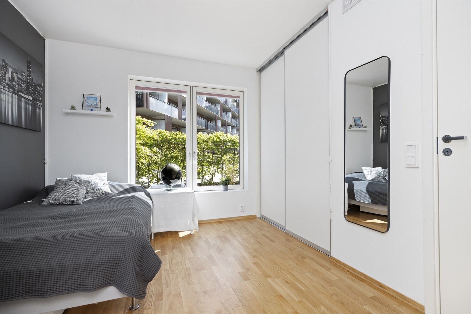 Soverom III - Leiligheten er i dag utformet som en 4-roms leilighet med 3 soverom, 2 bad og 1 kjøkken, men kan enkelt gjøres om til en 3-roms med egen 1-roms hybeldel som består av stue/soverom/kjøkken med eget bad. Se alternativ plantegning Galleribilde