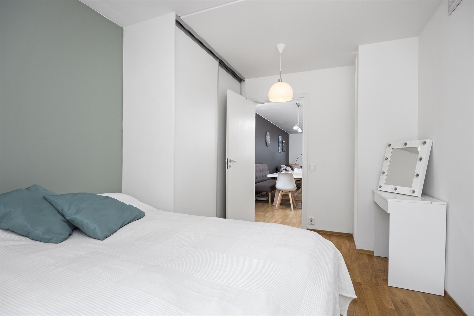 Godt med lagringsplass i stor skyvedørsgarderobe og enkelt skap Galleribilde