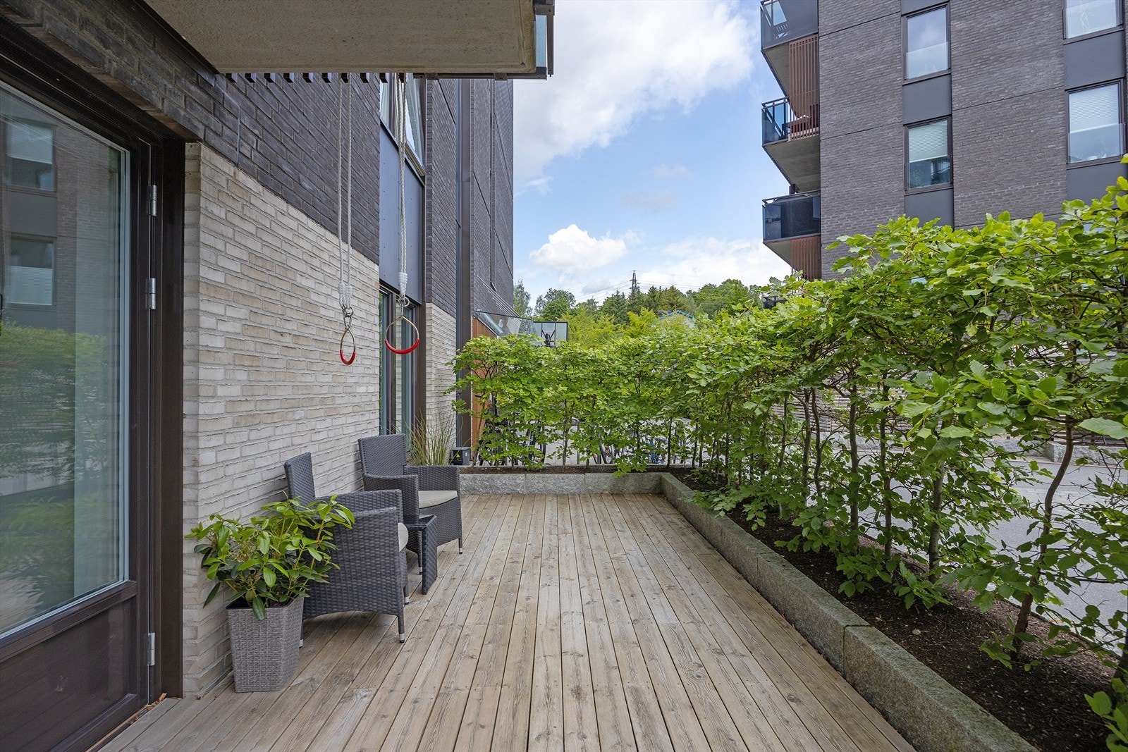 Markterrassen er meget romslig og pent skjermet med busker. Terrassen vender mot sameiets fellesområde Galleribilde