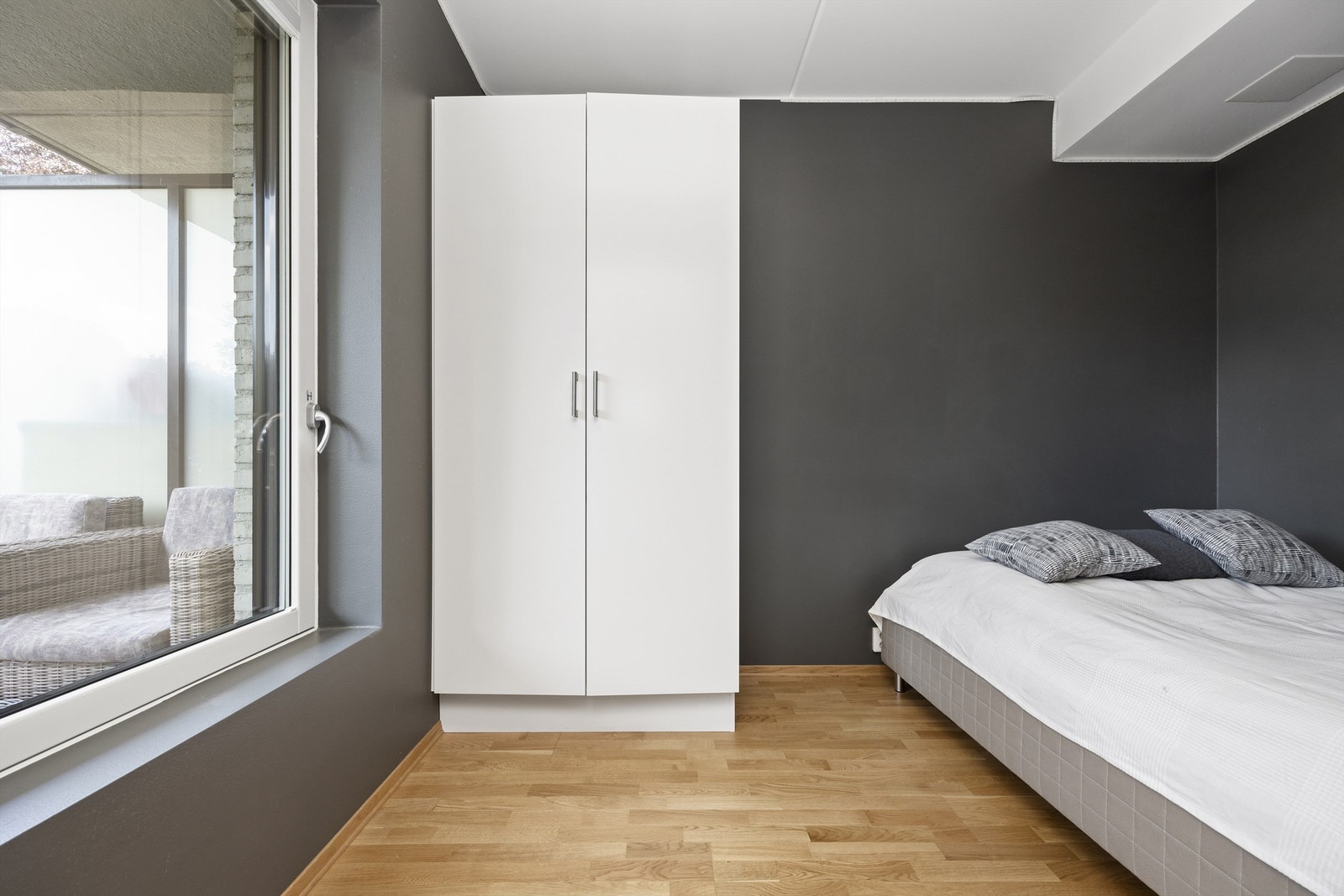 Soverom II - passer godt som barnerom, gjesterom eller kontor. Her er det plass til seng, skrivebord og skap. Rikelig med lysinnslipp fra stort vindu som vender mot balkong i sydvestvendt retning Galleribilde