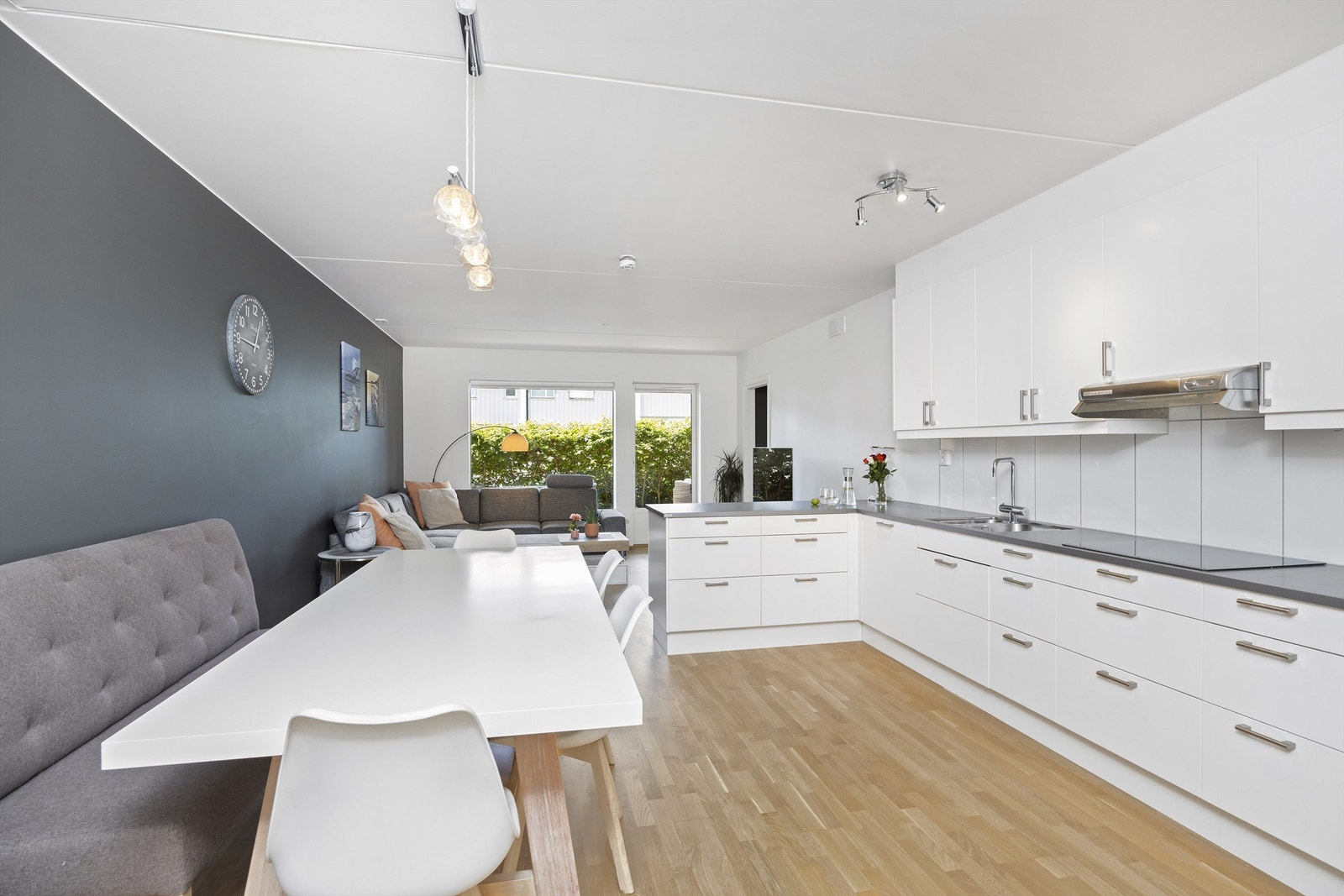 Det gjennomgående lysinslippet gjør dette til en fantastisk flott leilighet Galleribilde