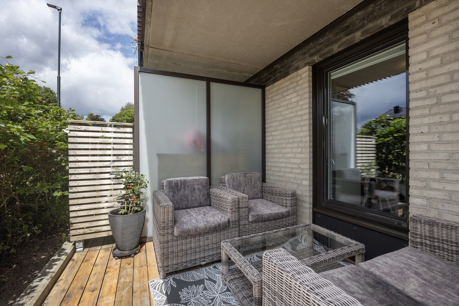 Her er det god plass til utemøblement som både sittegruppe og grill - det er tillatt med el- og/eller gassgrill Galleribilde