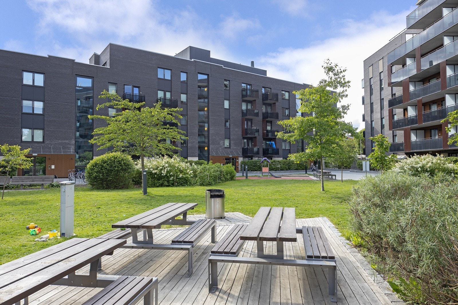 Flott uteområde som tilhører sameiet og ivaretas av gartner! Galleribilde