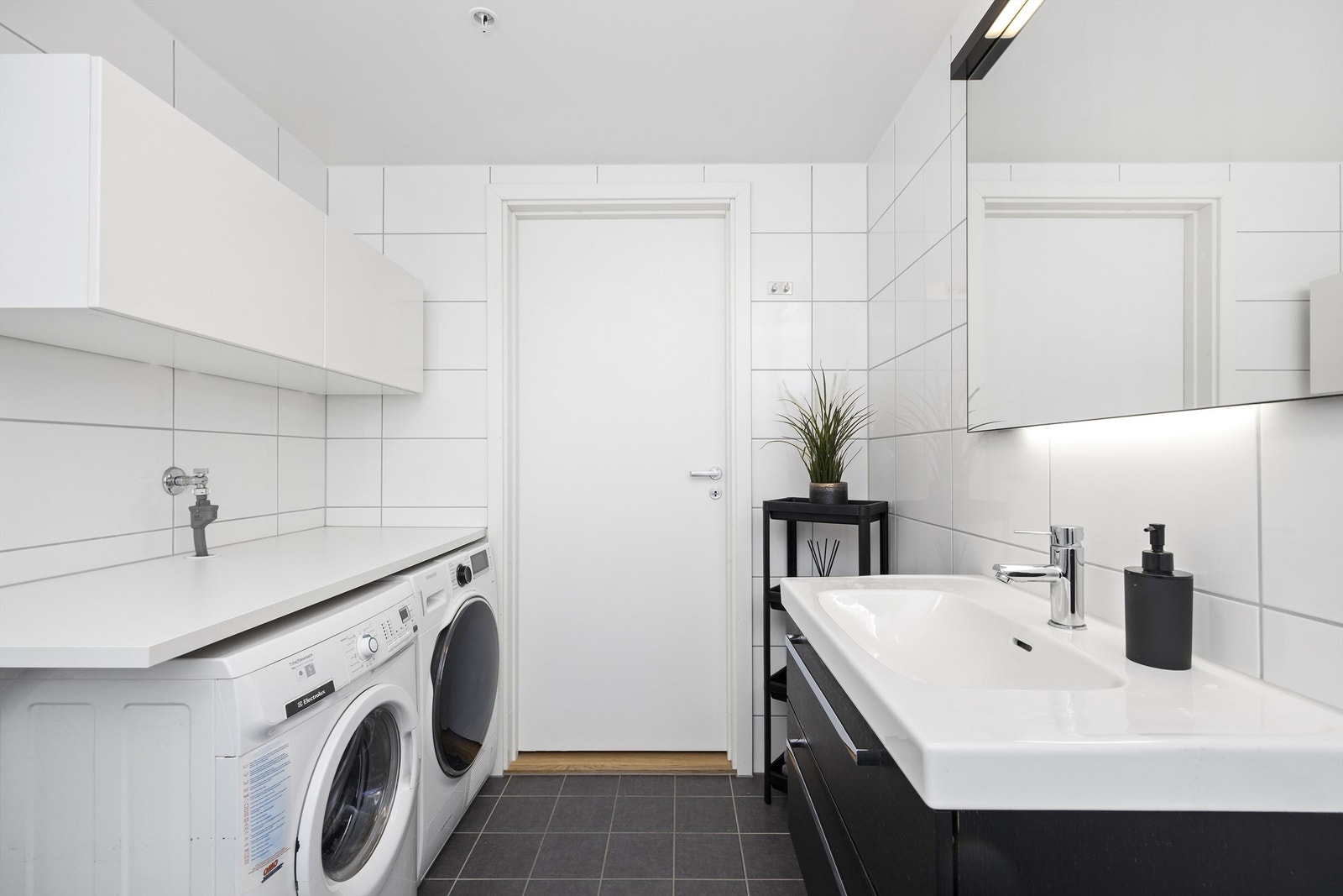 Badet er utstyrt med vegghengt toalett og dusjhjørne med innfellbare glassdører i herdet glass, m.m. Galleribilde