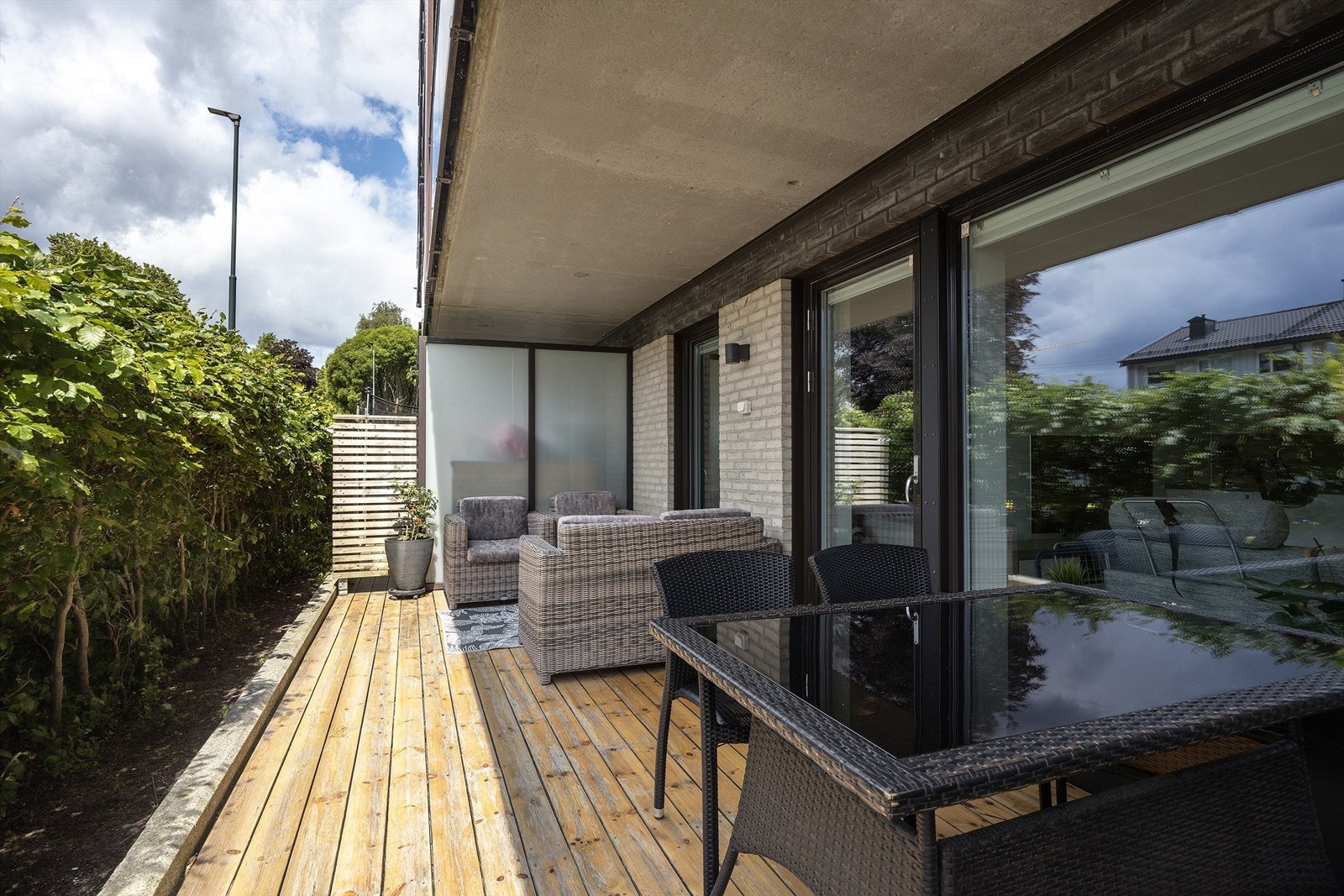 Fra stuen er det adkomst til stor skjermet markterrasse på hele 17 m² Galleribilde