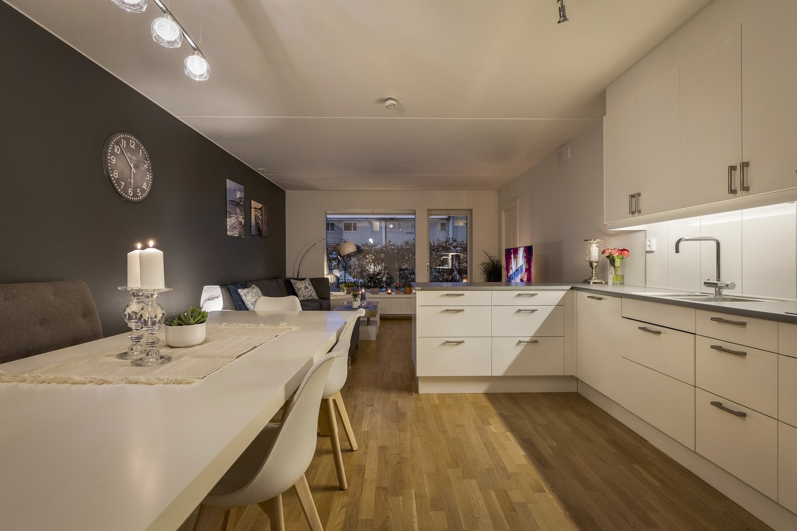 Fjernvarme, varmtvann, fibernett og kabel-tv er inkludert i felleskostnadene Galleribilde