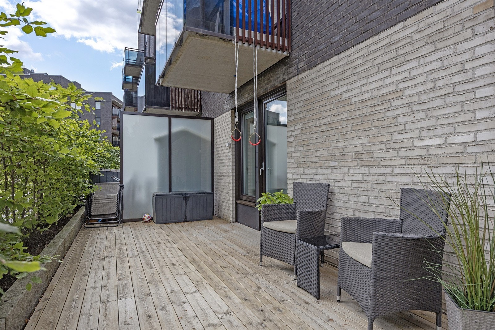 Uteplassen er nordøstvendt og byr på formiddagssol fra ca. 07.00 til 12.00 sommerstid Galleribilde