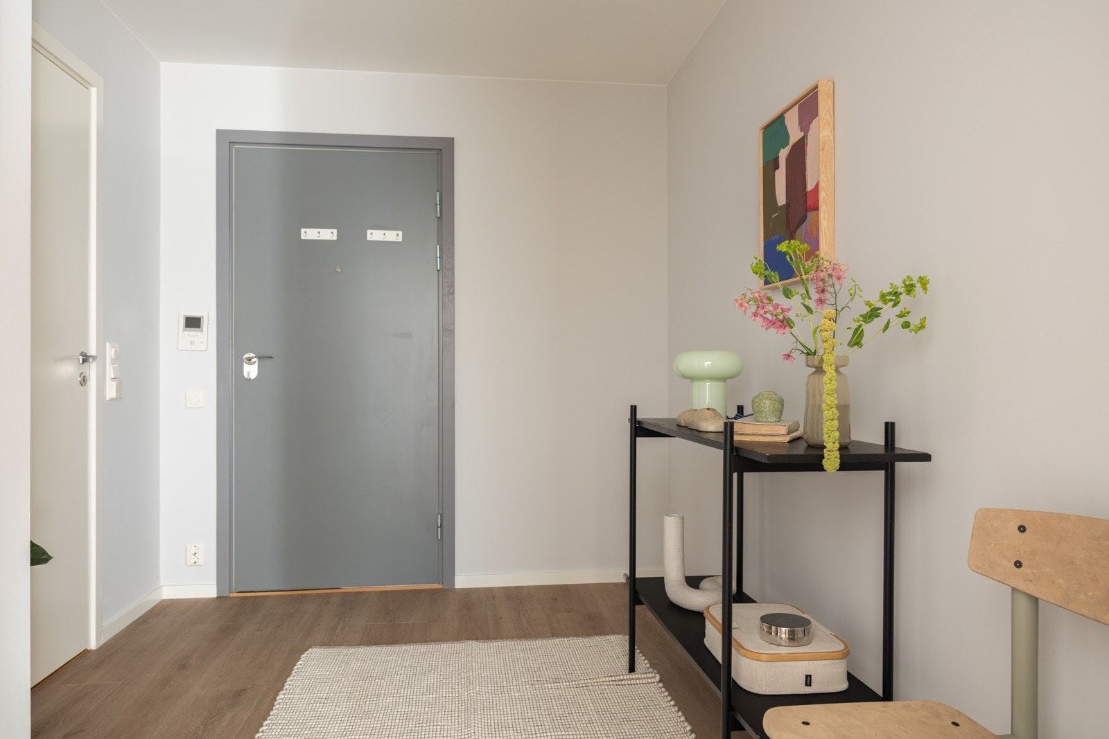 Hoveddelen har et areal på ca. 44m². Fra entréen kommer du ut til en felles gang med videre adkomst til hybeldelen. Galleribilde