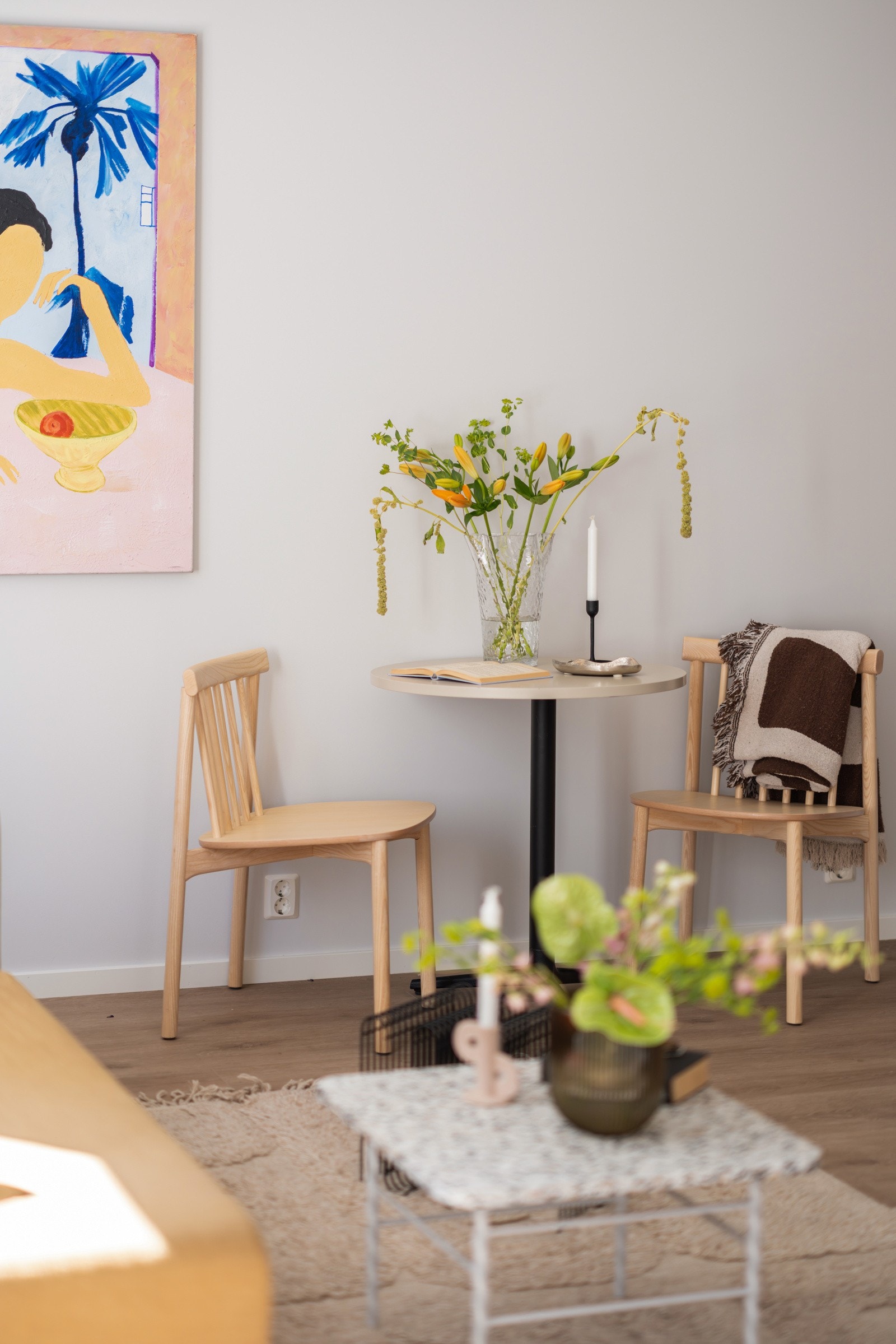 God og moderne standard fra 2019 med pen enstavs laminat på gulv, glatte lysmalte overflater og skjult elektrisk anlegg. Galleribilde