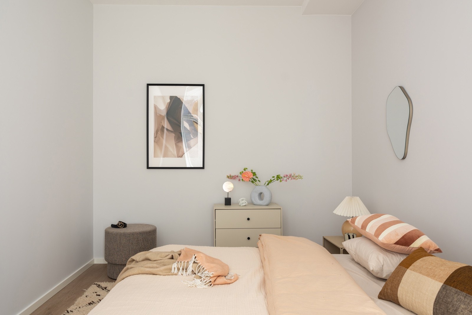 På soverommet er det god plass til stor dobbeltseng med tilhørende nattbord, samt garderobeløsninger etter eget ønske og behov. Galleribilde