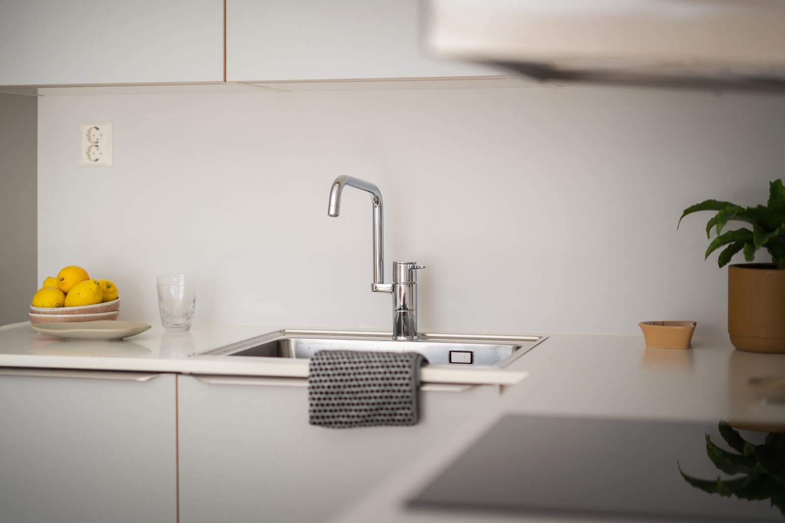 Praktisk med LED-belysning under overskapene. Det er avtrekk via balansert anlegg. Galleribilde