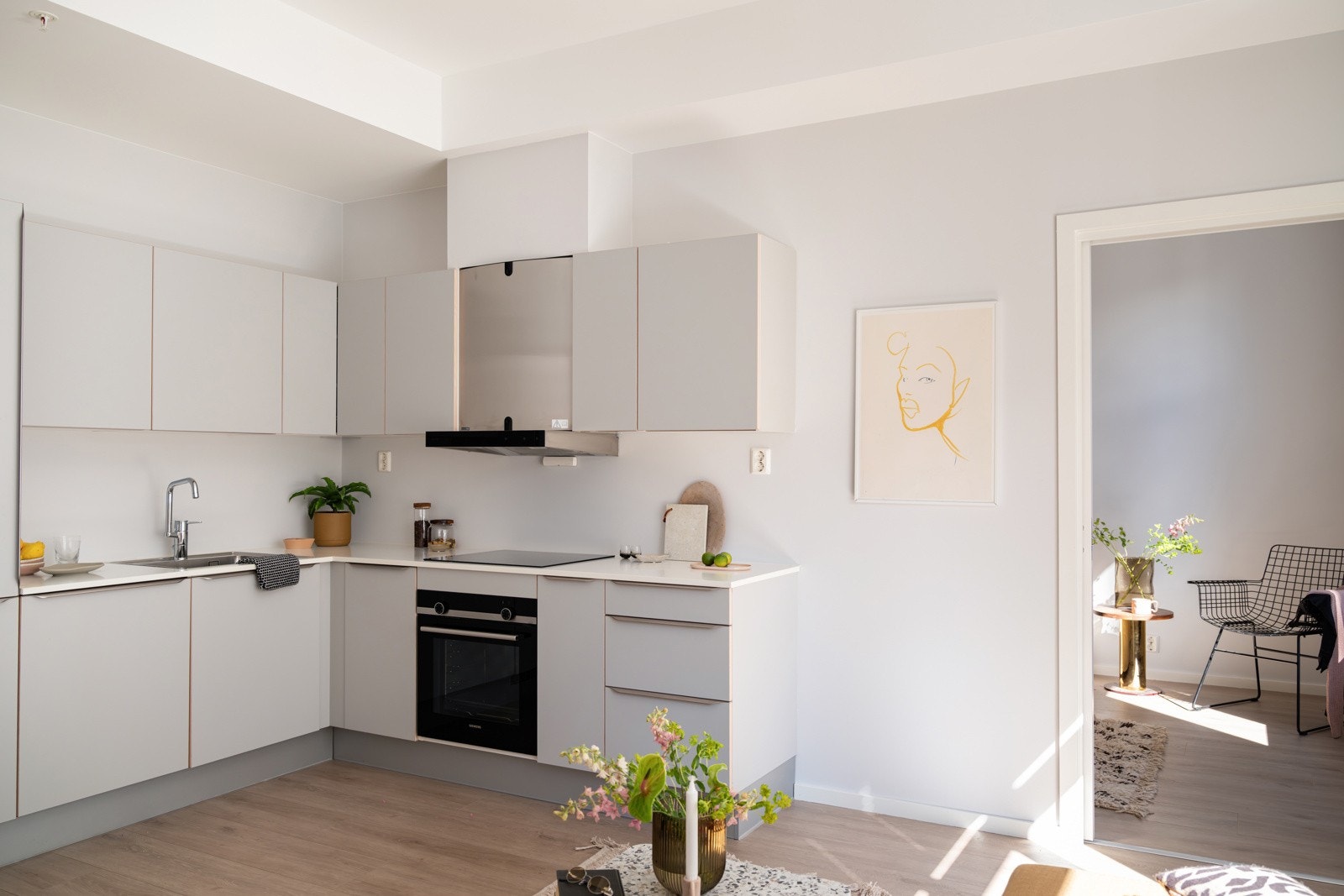 Kjøkkenet er utstyrt med medfølgende integrerte hvitevarer som nedfelt induksjonstopp, stekeovn, oppvaskmaskin og kjøleskap med frysedel. Galleribilde