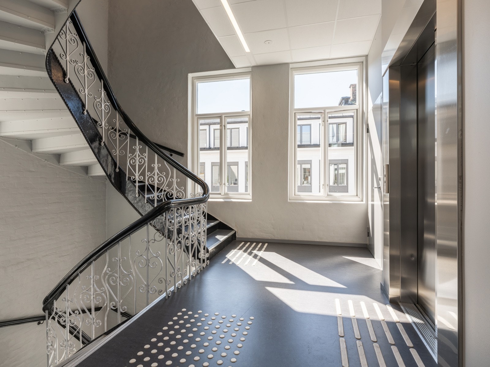 Du tar deg opp til leiligheten i byggets 3. etasje via et flott trapperom med heis. Galleribilde