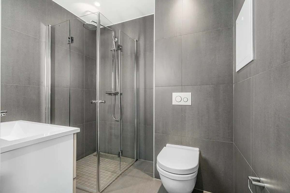 Moderne baderom fra 2019 i hybeldelen. Baderommet har store fliser på gulv og vegger, deilig gulvarme, downlights i himlingen og avtrekk via balansert ventilasjon. Galleribilde