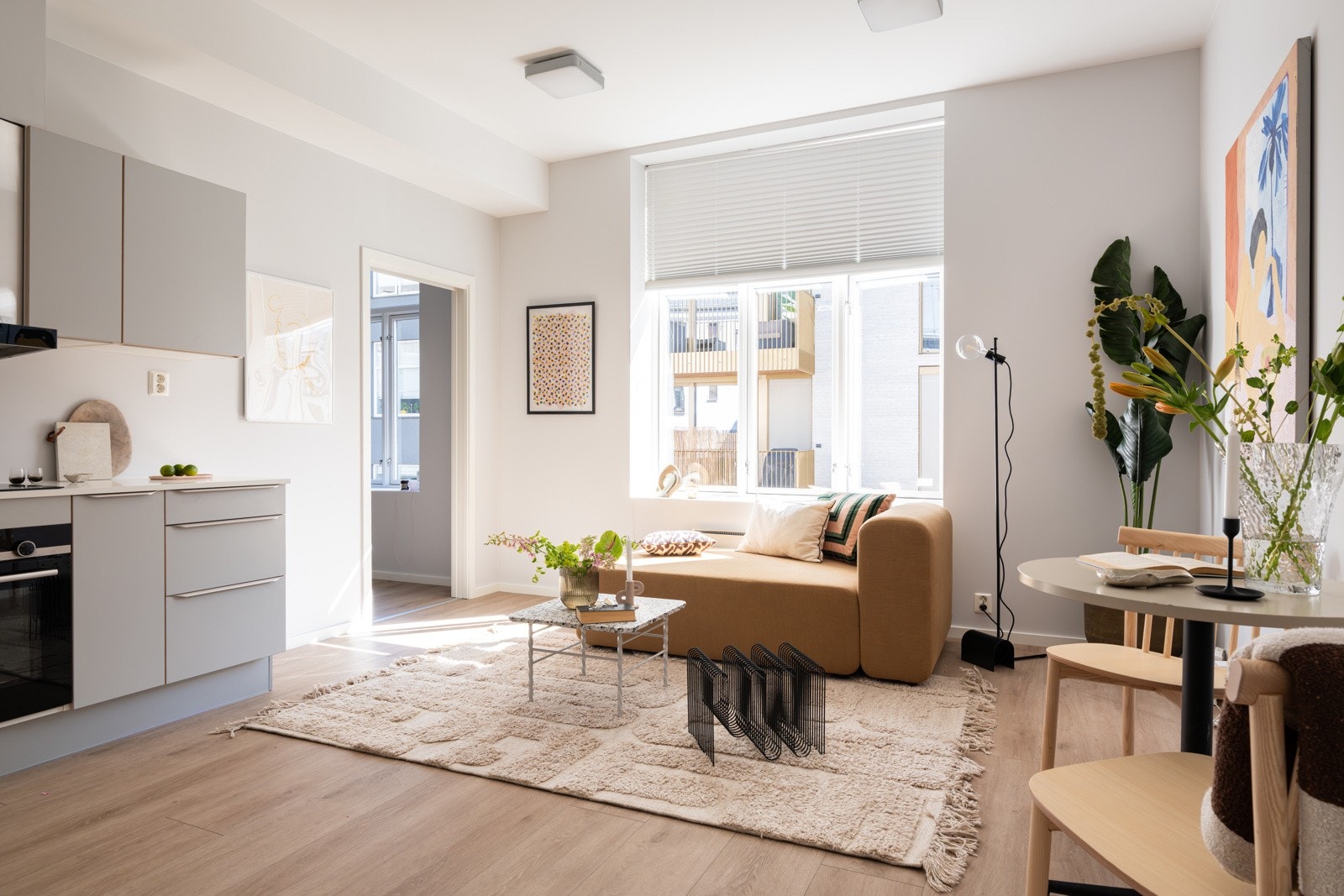 En lys og moderne 2-roms med tilhørende 1-roms hybeldel. Leiligheten ble bygget i 2019 og ligger på hjørnet i byggets 3. etasje med heisadkomst. Galleribilde