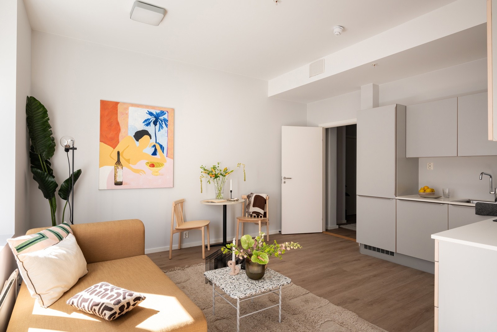 Hoveddelen har en god planløsning med åpen stue- og kjøkkenløsning, romslig soverom og et lekkert baderom. Galleribilde