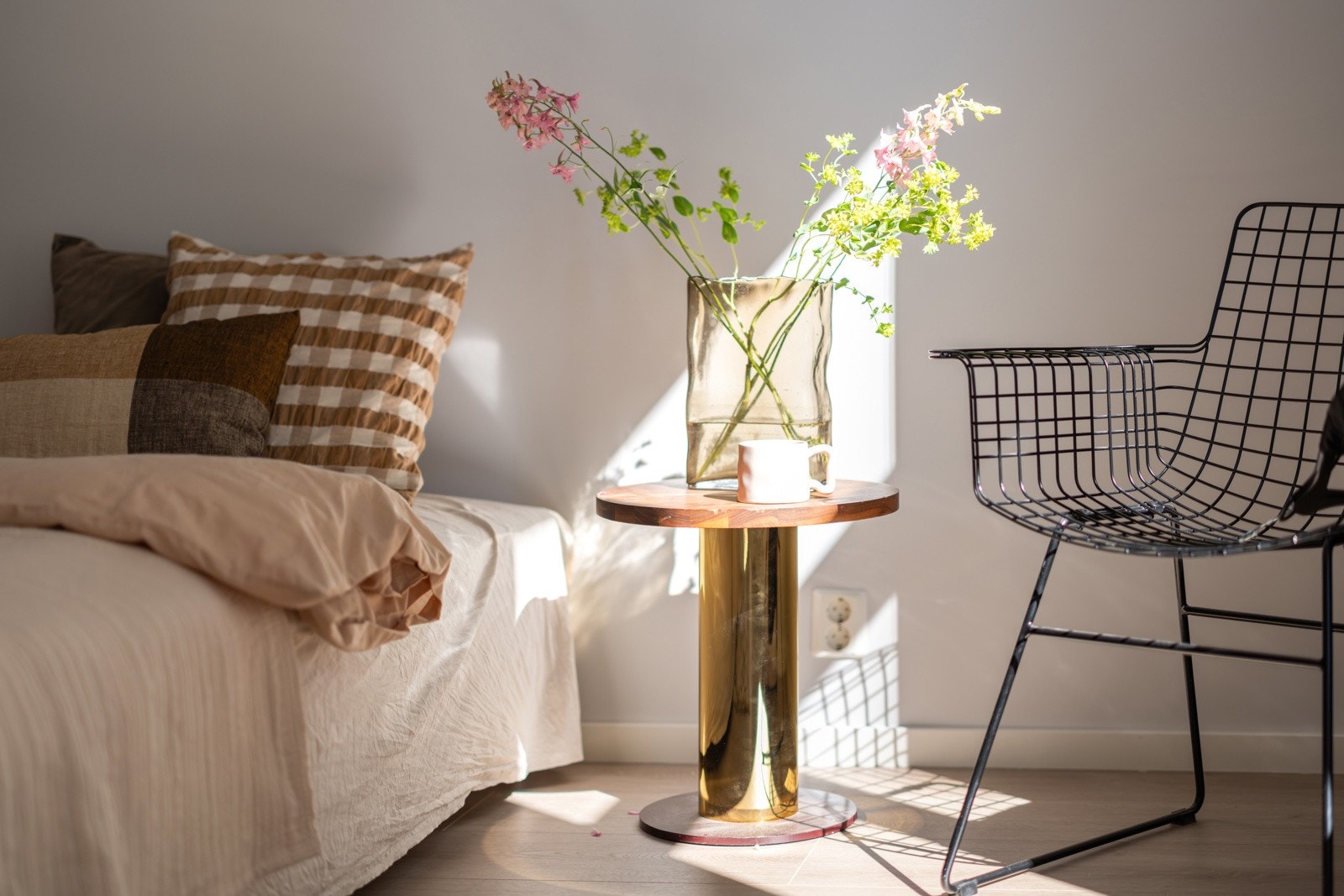 God standard fra 2019 med pen enstavs laminat på gulv, glatte lysmalte overflater og skjult elektrisk anlegg. Galleribilde