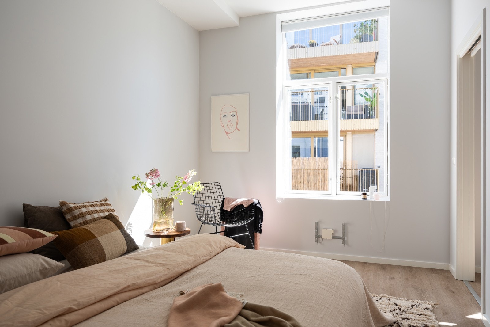 Soverommet har en stor og flott vindusflate som slipper inn flott lys. Lysinnslippet sammen med den gode takhøyden gir en god og luftig romfølelse. Galleribilde