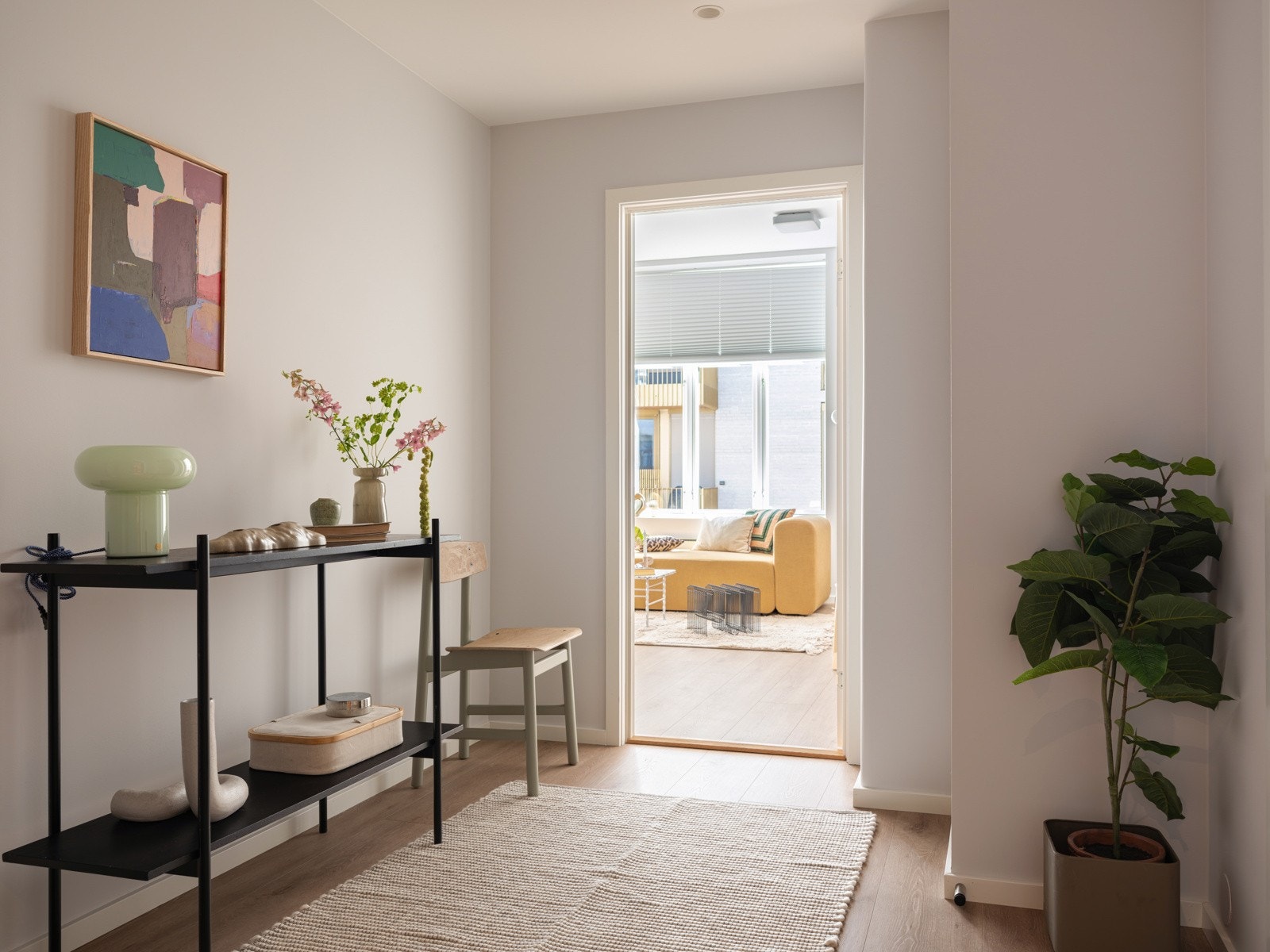 Leiligheten har en lys og romslig entré med god plass til garderobeløsninger. Galleribilde