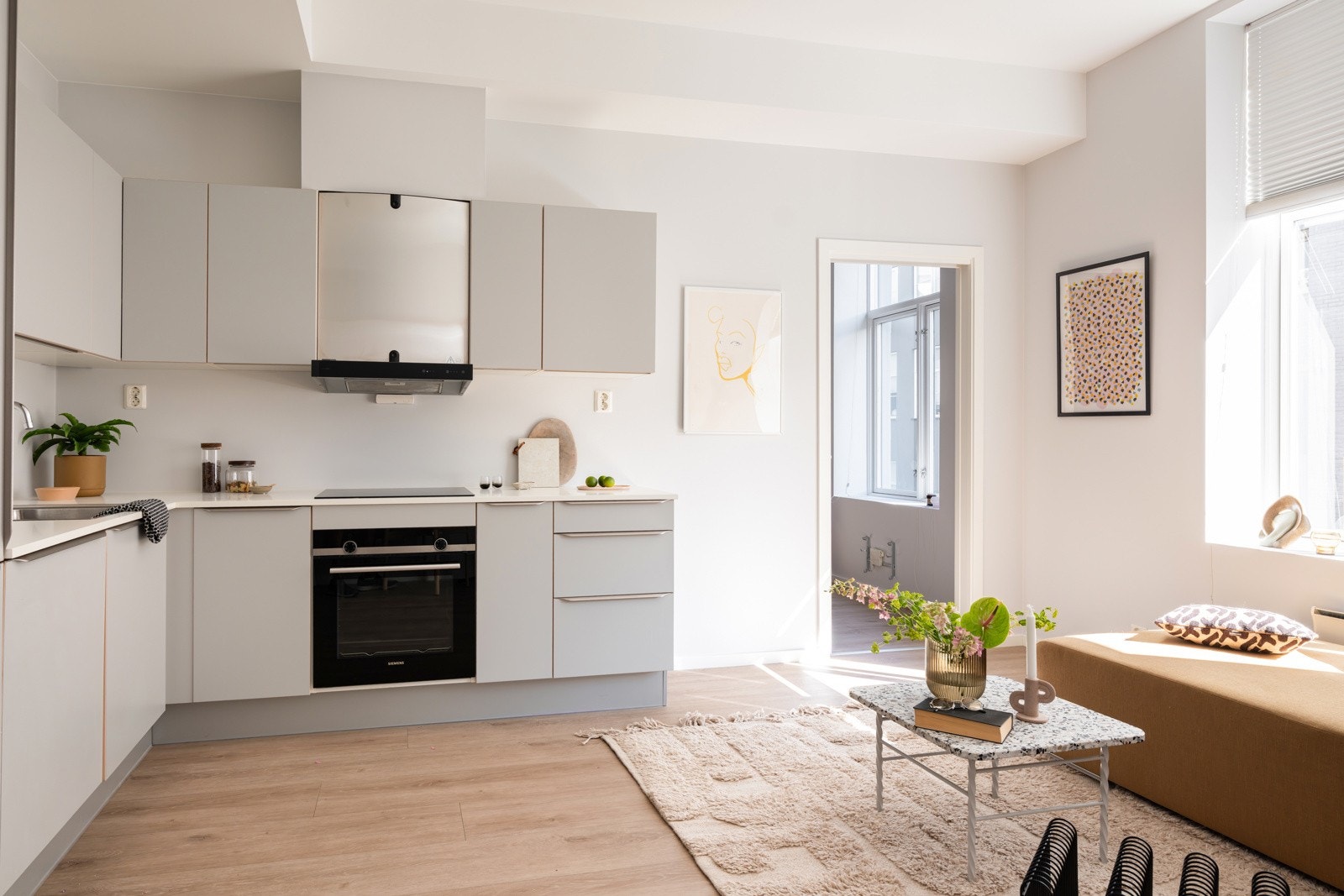 Kjøkkenet ligger i en fin og sosial åpen løsning med stuen. Galleribilde