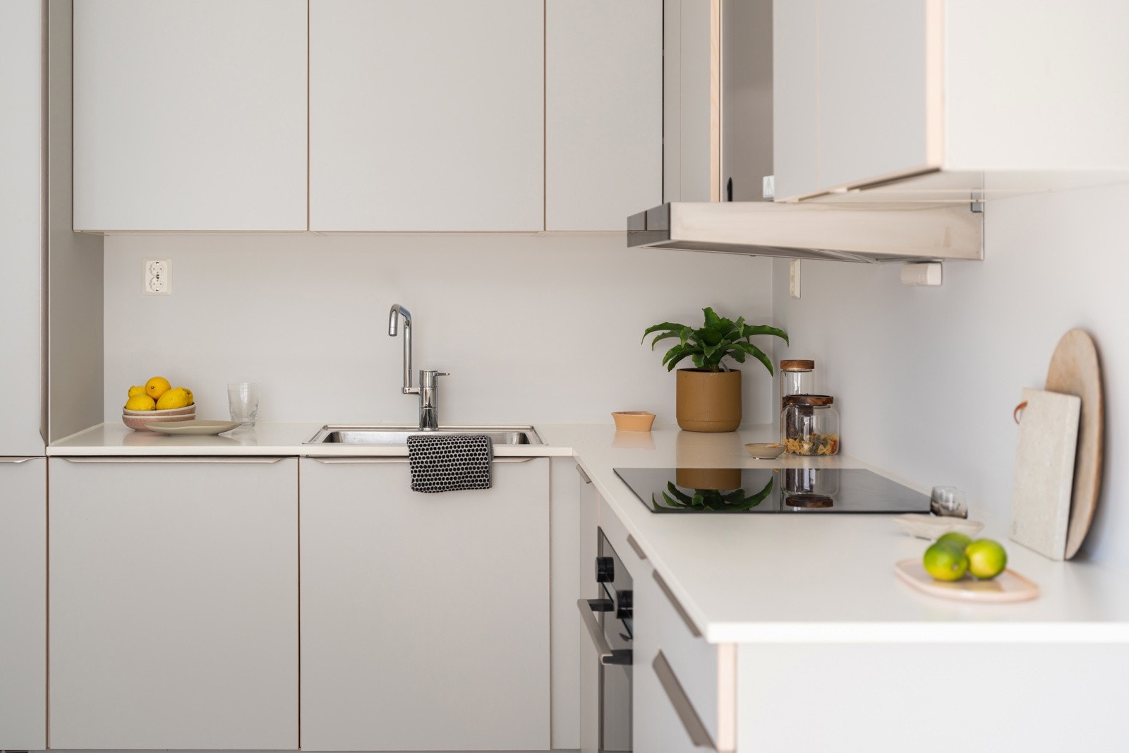 Moderne HTH-kjøkken fra 2019 med god skap- og benkeplass. Innredningen har lysegrå glatte fronter og laminert benkeplate med nedfelt oppvaskkum. Galleribilde