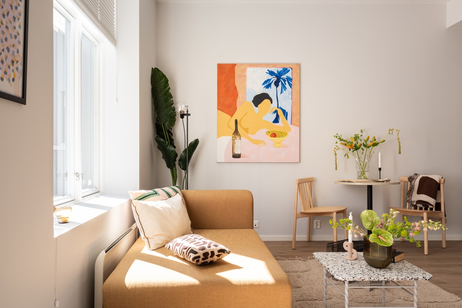 Den store vindusflaten slipper inn flott naturlig lys. Alle vinduene i leiligheten var nye i 2017 og har brede vinduskarmer for planter og dekor. Galleribilde