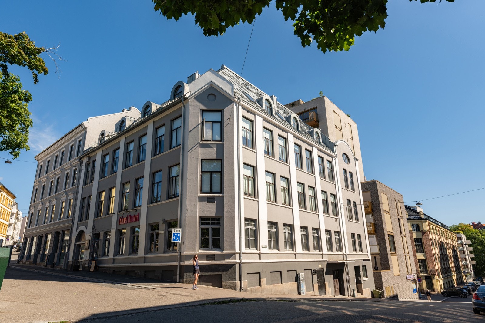 Leiligheten har en svært urban og sentral beliggenhet på populære Alexander Kiellands plass, som er et pulserende knutepunkt mellom Grünerløkka og St. Hanshaugen. Her har du kort gangavstand til alt av fasiliteter, restauranter og flotte grønne områder. Galleribilde