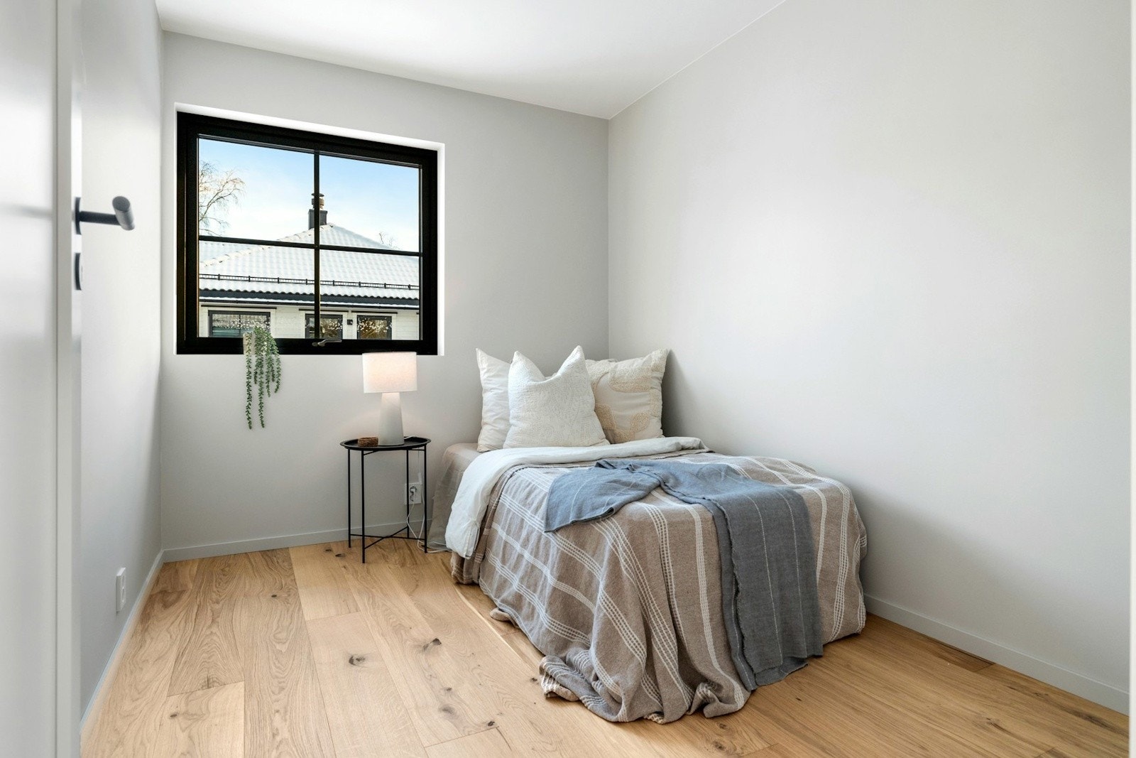 Soverom 3 har plass til seng og nattbord, og egner seg utmerket som barnerom, gjesterom eller etter behov som hjemmekontor. Galleribilde