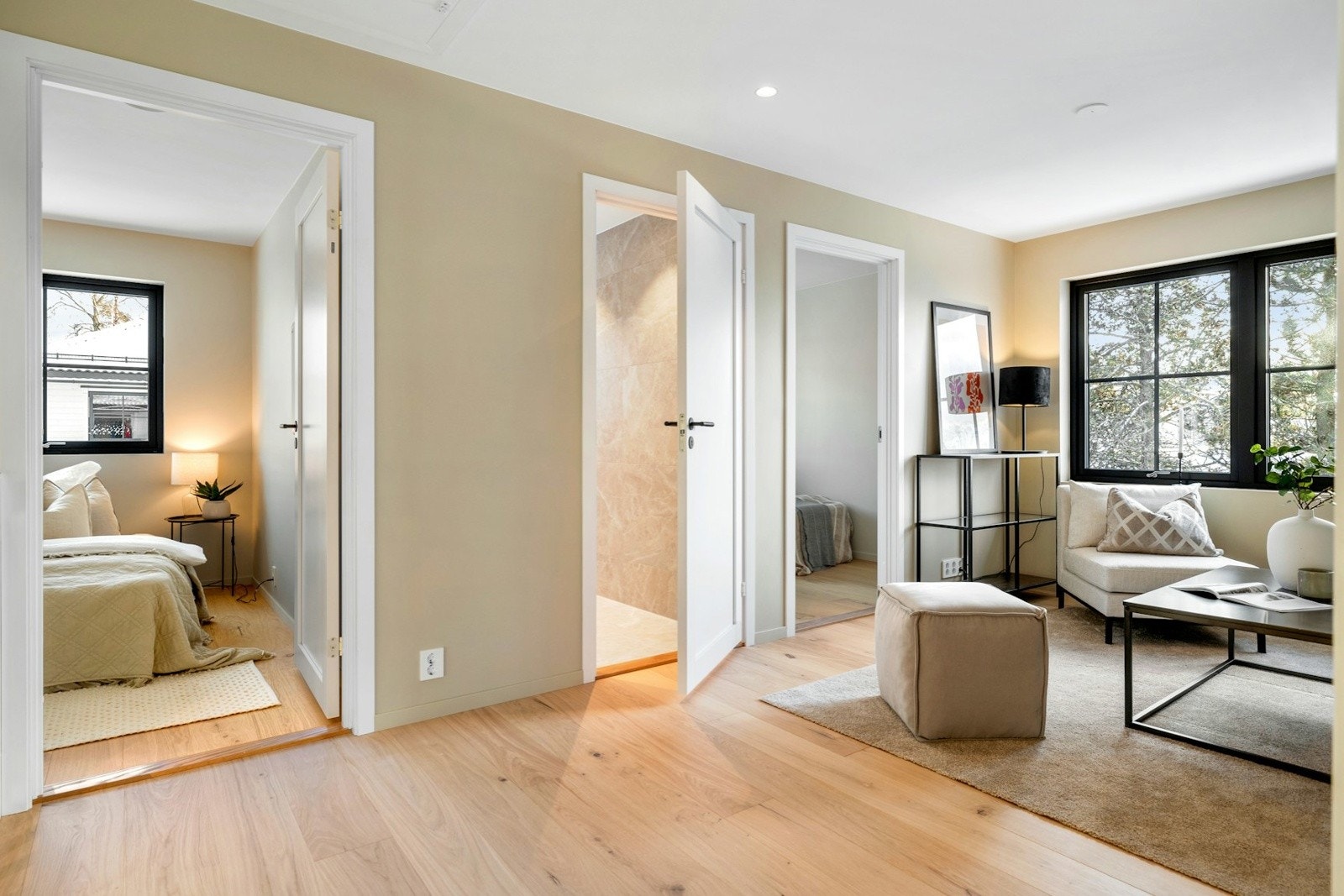 Den romslige stuen i 2. etasje fungerer som et naturlig bindeledd mellom boligens tre soverom og bad, og gir et hyggelig oppholdsrom i tilknytning til sovedelen. Galleribilde