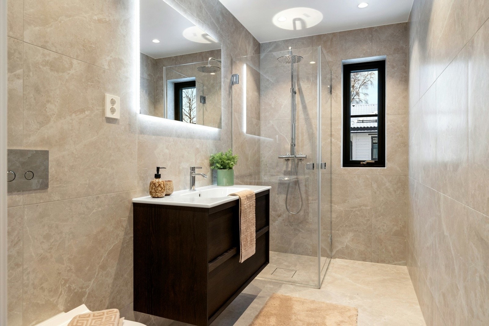 Badet som ligger i tilknytning til de andre soverommene i 2. etasje er et delikat og moderne bad med gjennomførte materialvalg og høy kvalitet. Galleribilde