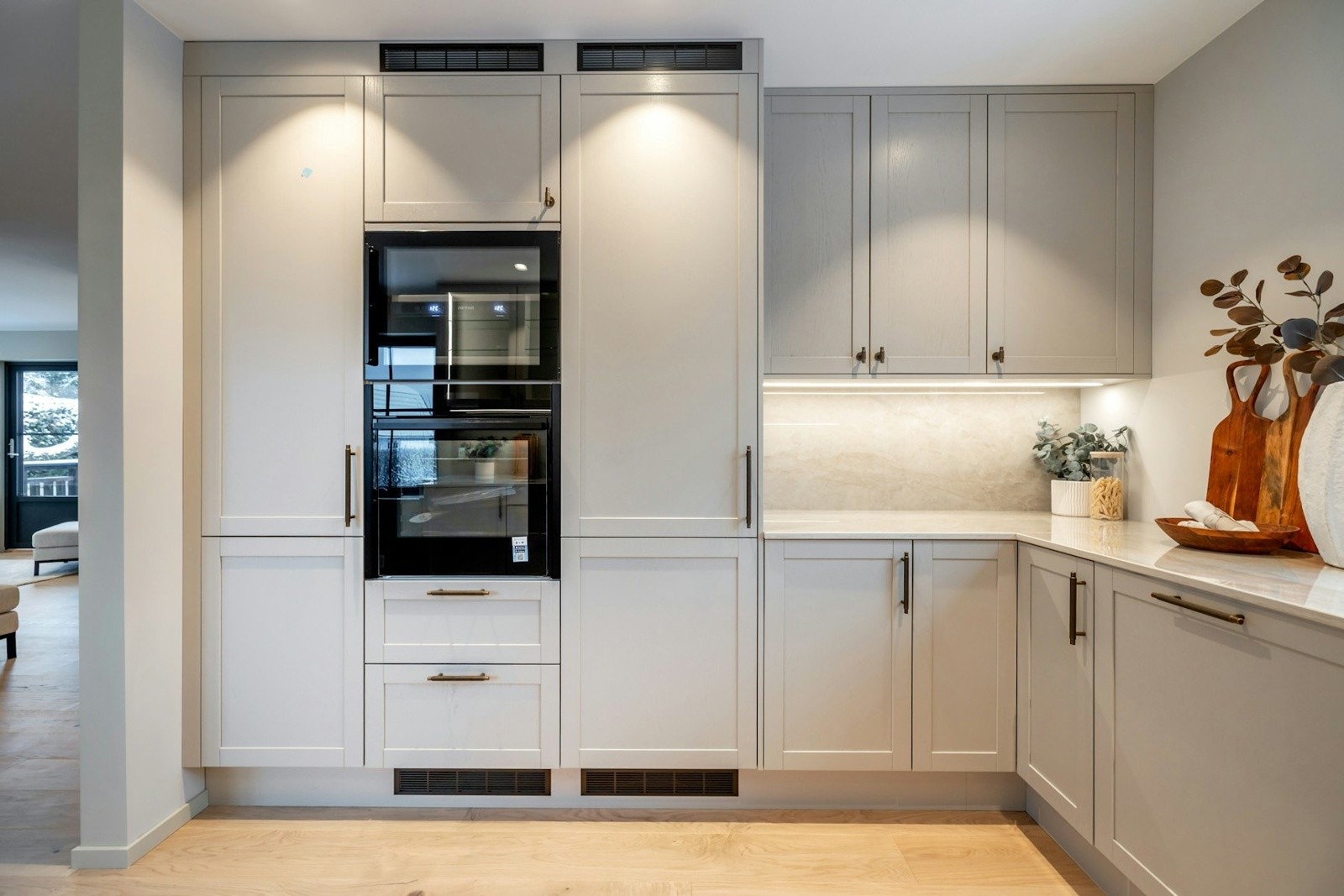 Her får du rikelig med både skap, skuffe- og benkeplass, som gir en praktisk og funksjonell arbeidssone. Galleribilde