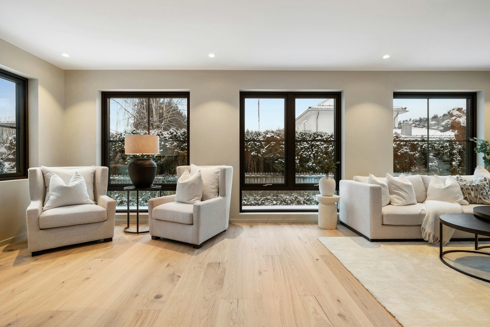 Rommet får rikelig med naturlig lys fra store vindusflater. Galleribilde