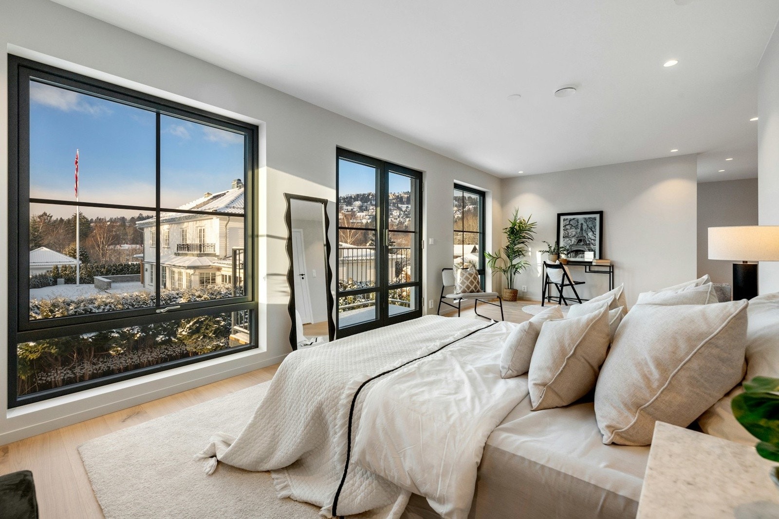 Rommet har praktisk walk-in garderobe før adkomst til eget bad, noe som skaper en elegant og funksjonell en-suite løsning. Galleribilde