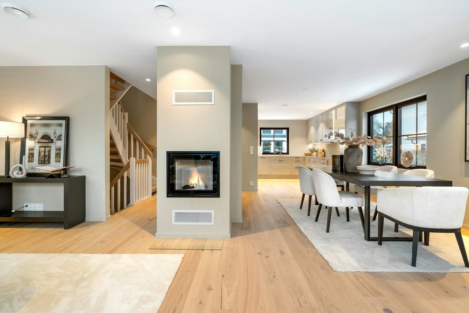 Boligen tilbyr en romslig stue- og kjøkkenløsning med variasjonsmuligheter for møblering. Galleribilde