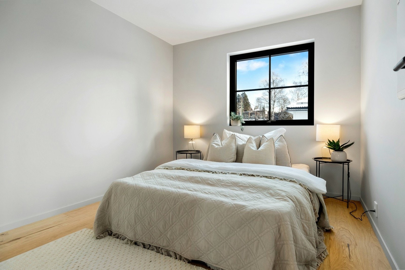 Soverom 2 har god plass til dobbeltseng med tilhørende nattbord og fremstår som et romslig og komfortabelt soverom. Galleribilde