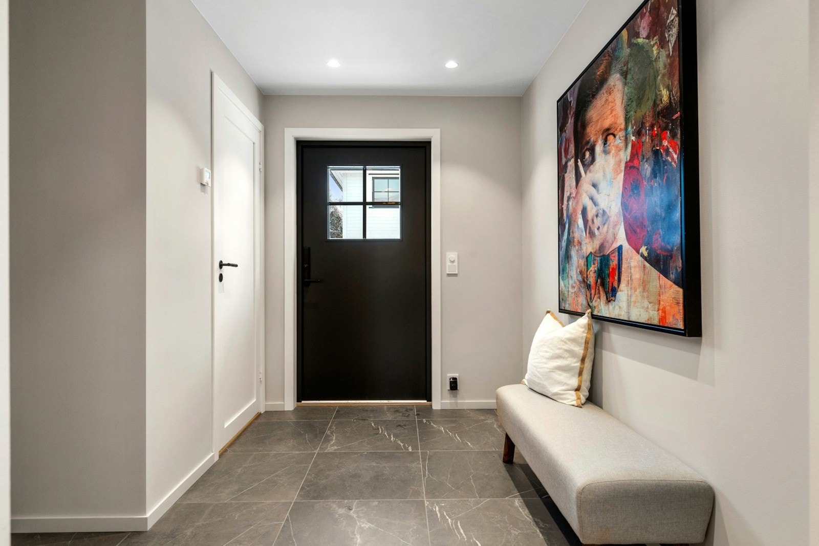 Entréen er romslig og innbydende, med god plass til garderobeskap for oppbevaring av yttertøy og sko. Galleribilde