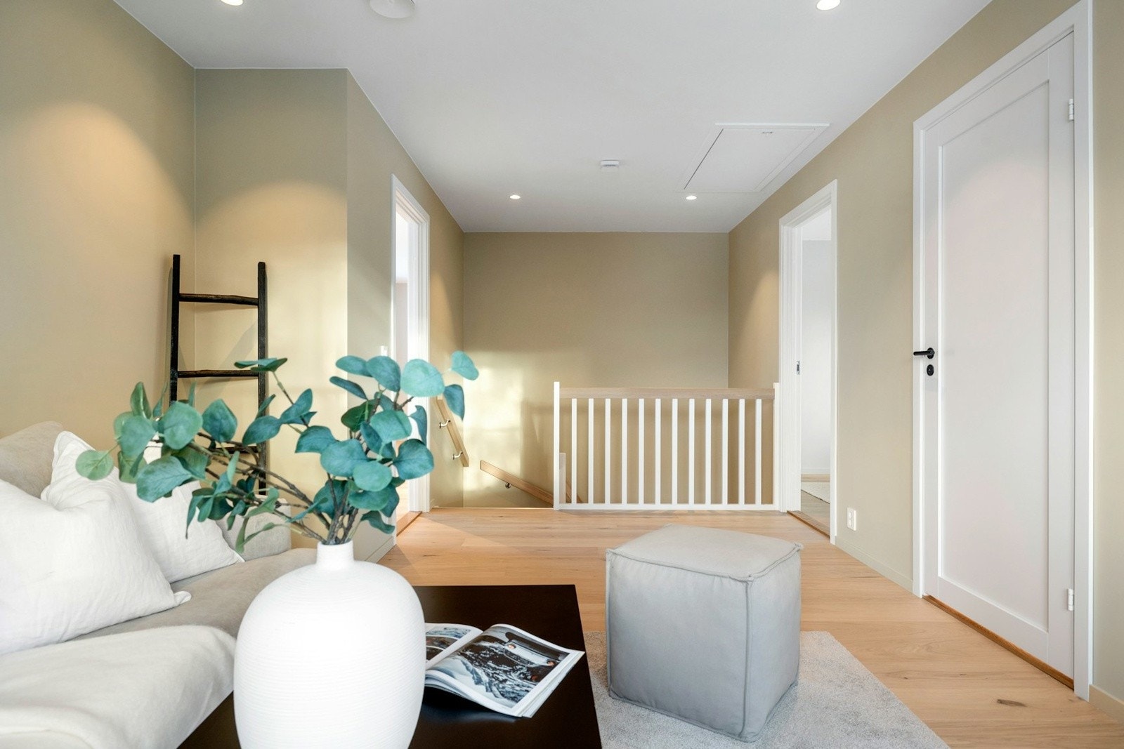 I boligens 2. etasje finner du 3 soverom og 2 bad. Galleribilde