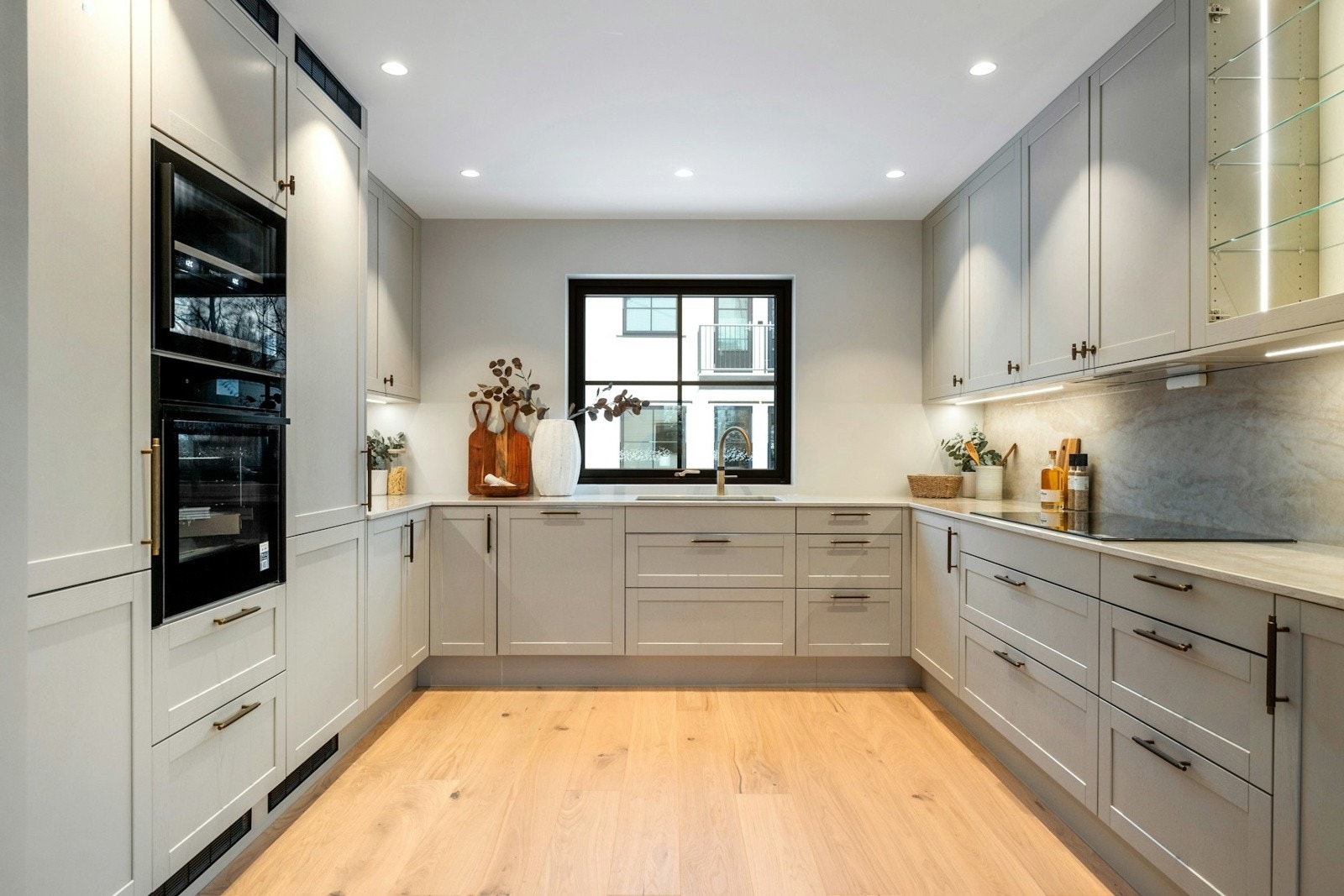 Kjøkkenet er innredet med en lekker kjøkkeninnredning fra sigdal som har integrerte hvitevarer og et tidløst design med profilerte fronter i en lys og elegant fargetone. Galleribilde