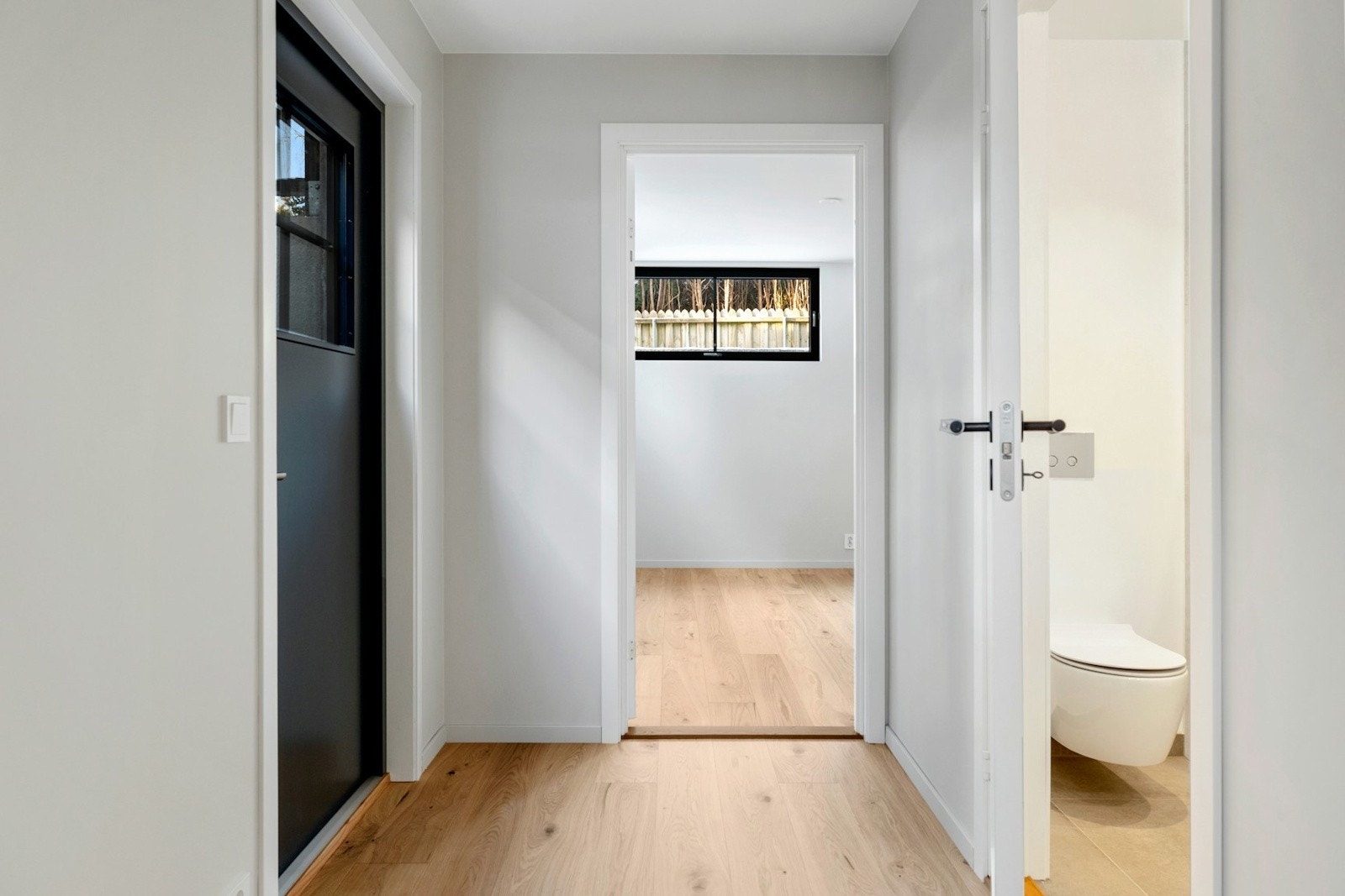 Entrè - underetasje. Underetasjen har egen inngang til en separat del bestående av gang, bad, bod og stue. Mellom denne delen og boligens hoveddel er det etablert branndør, noe som gir gode og fleksible muligheter for å etablere hybel. Galleribilde