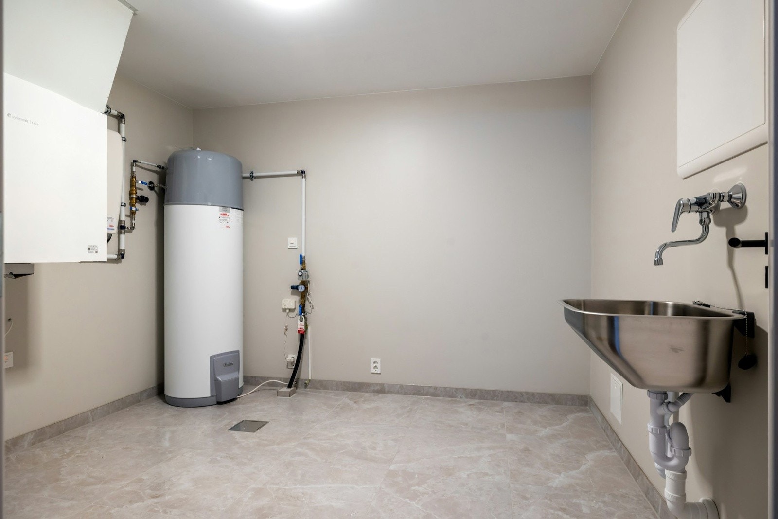 Vaskerommet i underetasjen er romslig og funksjonelt, med god plass til vaskemaskin, tørketrommel. Rommet er utstyrt med en praktisk utslagsvask. Galleribilde