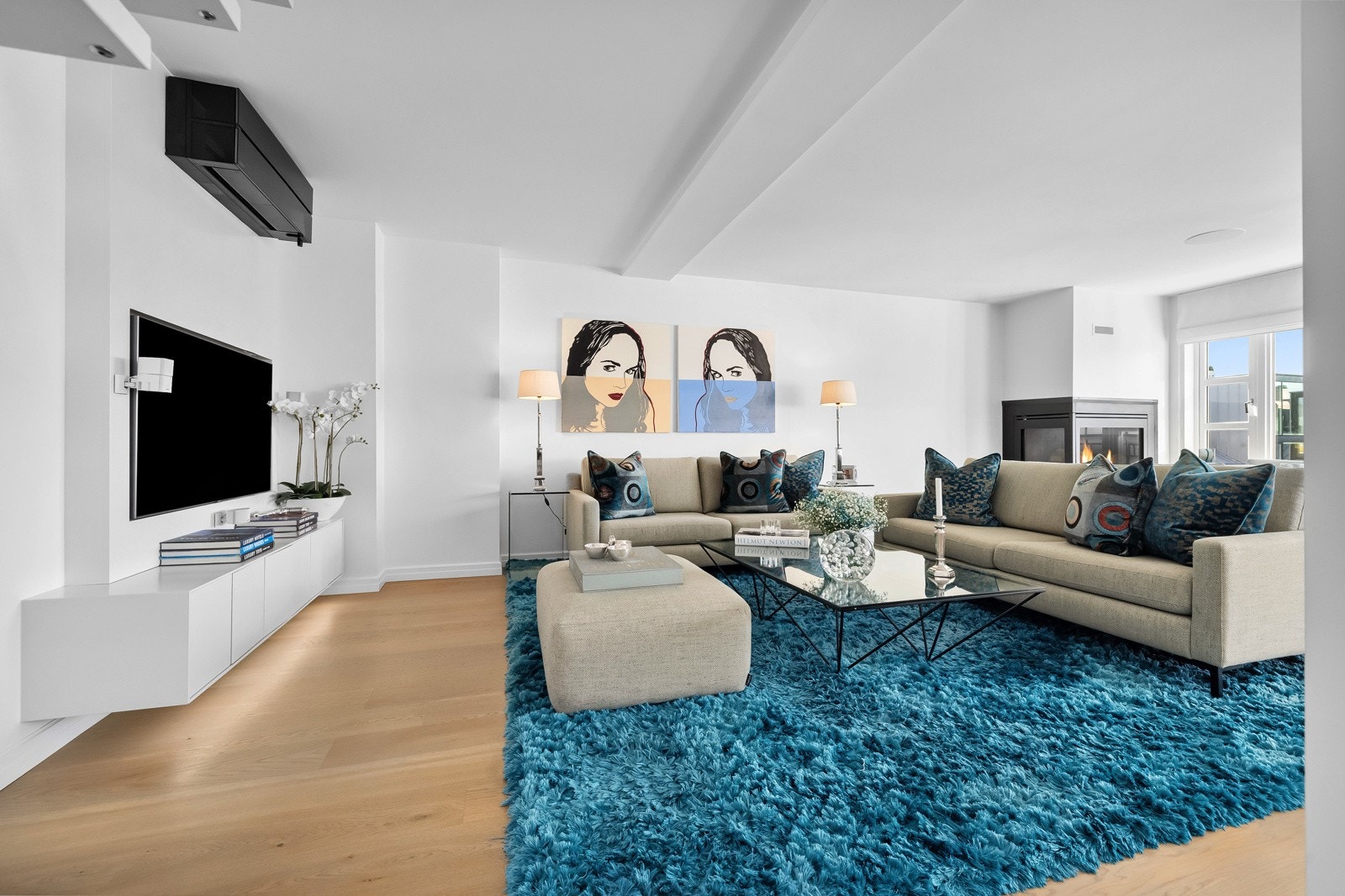 Romslig stue med god plass til store sittegrupper. Det er installert varmepumpe i stuen. Galleribilde