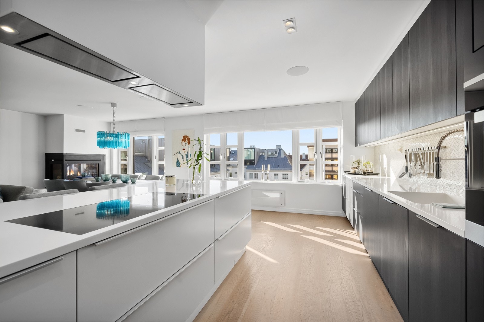 Kjøkkenet har hvitevarer fra Miele, med bl.a.stekeovn med stekeautomatikk, kombinert dampovn/vanlig, kjøleskap/fryser med isbitmaskin, stor induksjonsplate på 90 cm og 5 soner. Galleribilde