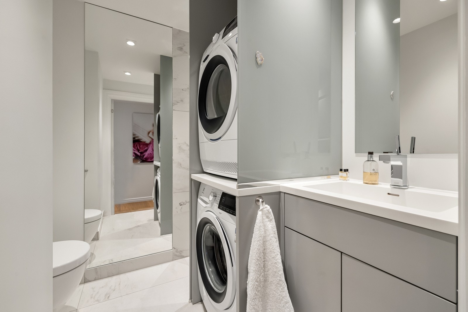 Baderom 2 / Vaskerom - Badet har opprinnelig baderomskonstruksjon fra 2005, men ble i 2016 oppgradert og bygget om til vaskerom. I 2020 ble badet omgjort igjen, til kombi bad/vaskerom, med ny innredning som benkeplate/servant i Corian, dusj og wc. Galleribilde