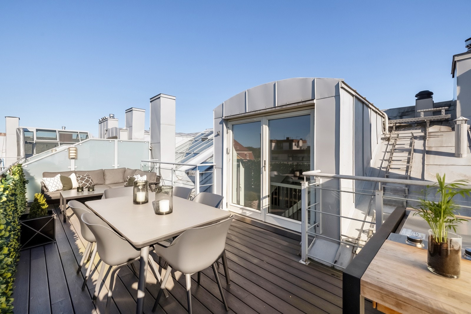 Takterrassen er på hele 21 kvm, og har flotte solforhold og et hyggelig utsiktsbilde. Galleribilde