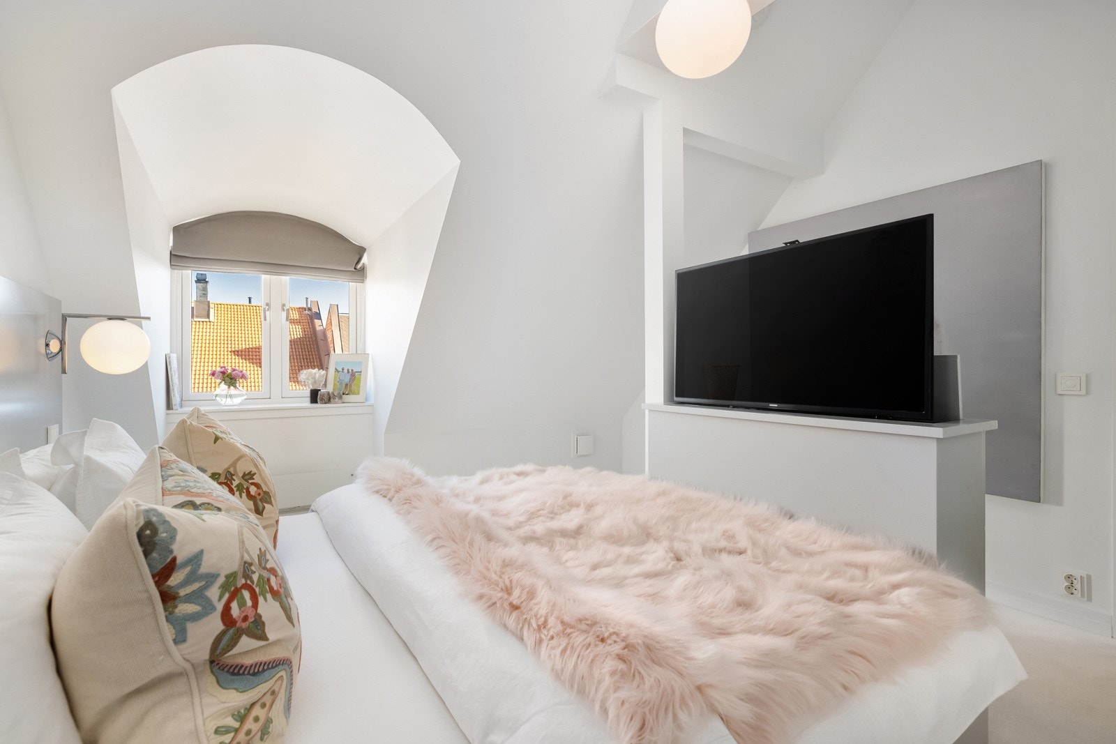 Plassbygd innredning/sjenk, med tv-heis. Galleribilde