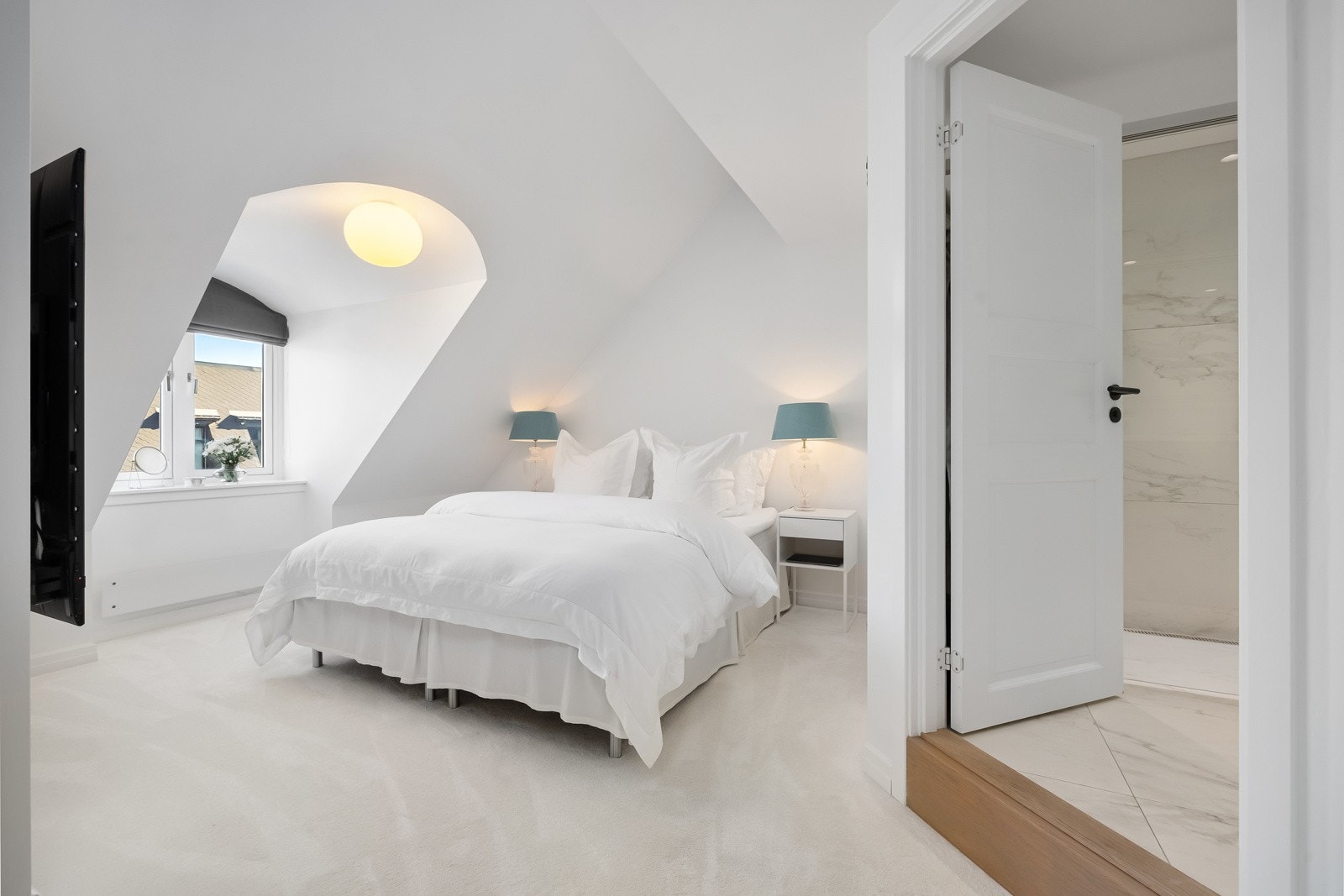 Direkte adkomst fra hovedsoverommet til baderom 1. Galleribilde