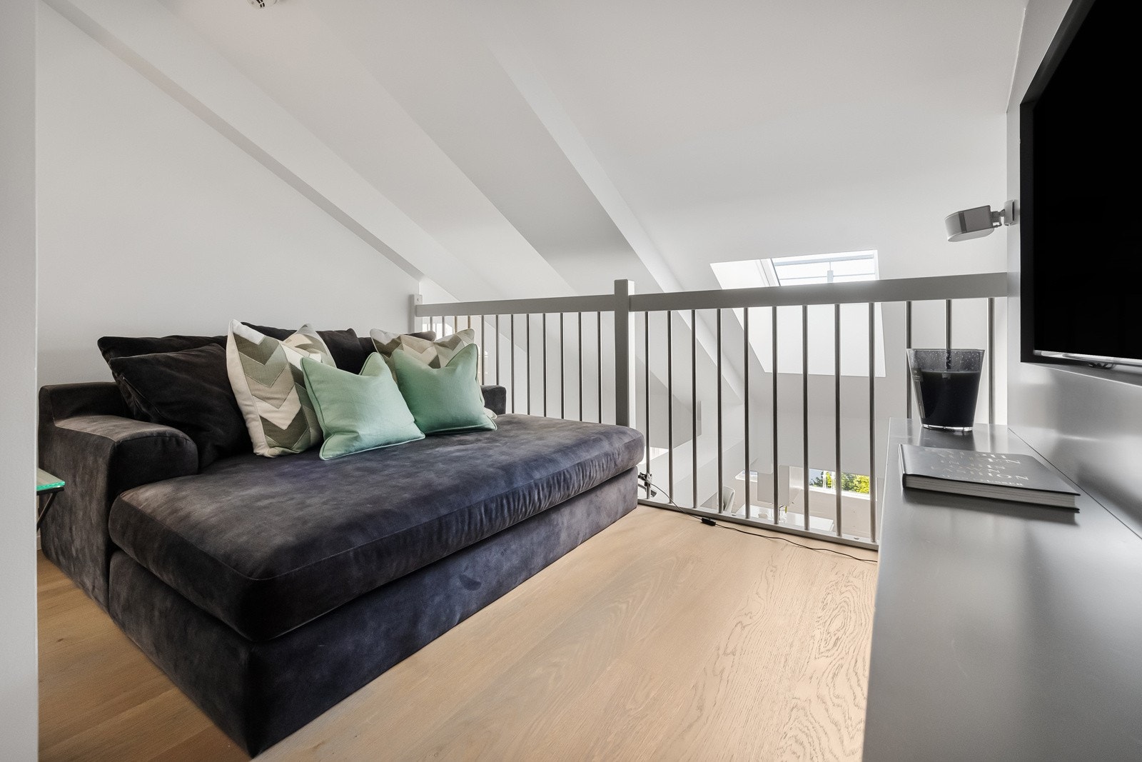 Praktisk loftstue/tv-rom i loftetasjen. Galleribilde