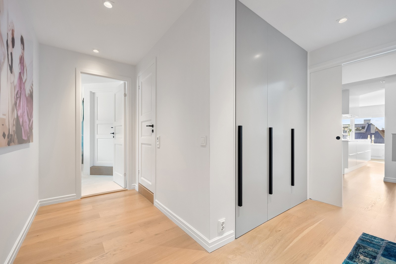 Entré/gang med plassbygd skapinnredning og gode oppbevaringsmuligheter. Galleribilde