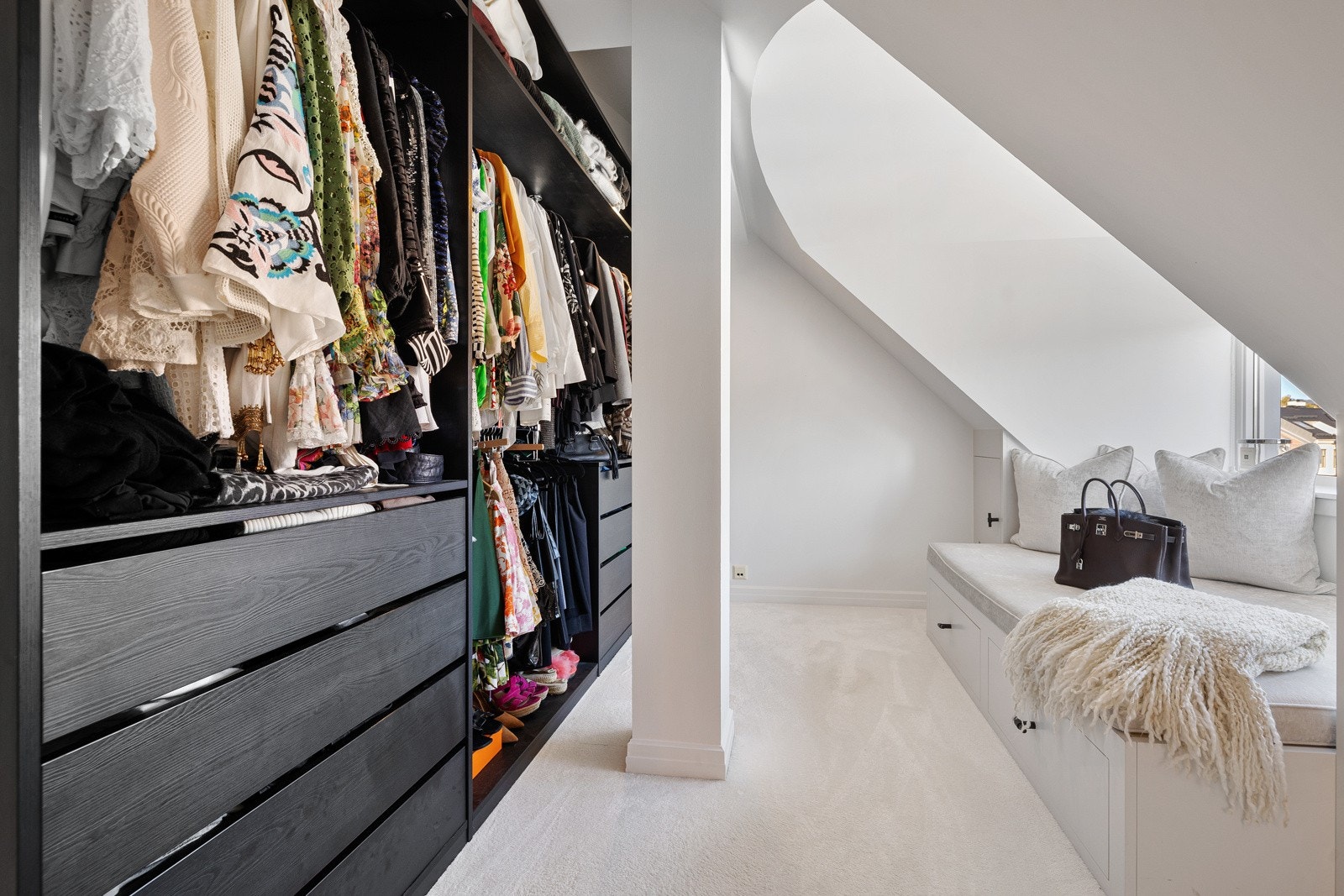 Direkte adkomst fra hovedsoverommet, til stor walk-in garderobe (tidligere soverom 3). Rommet kan ved enkle grep tilbakeføres til soverom. Galleribilde